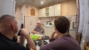 Мукбанг ОТМЕЧАЕМ 23 февраля дружно СЕМЬЕЙ) Наташа накрыла праздничный стол. Семейный ужин в России