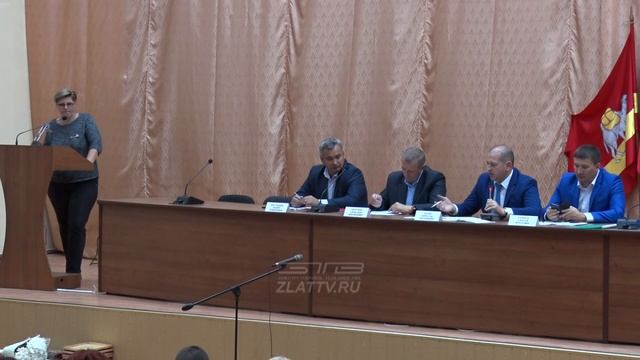 О новых услугах МФЦ, благоустройстве тур маршрутов и Дне города - на окружном совещании в мэрии смотреть онлайн