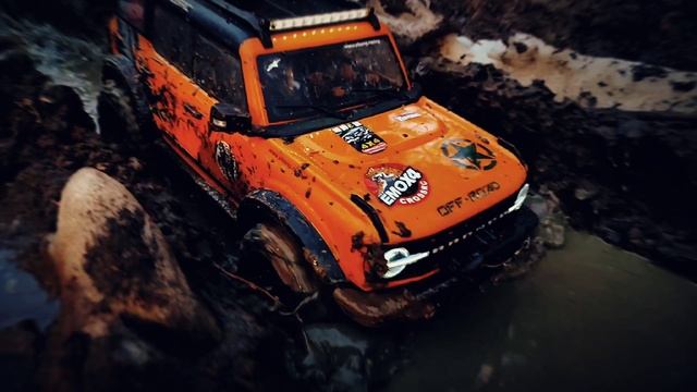 Бой с грязью до последнего и выживание на бездорожье Форд Бронко Yikong 4083 смотреть онлайн