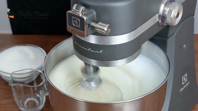 Cum se bat albusurile spuma pentru bezea? Secretele pentru bezele reusite смотреть онлайн
