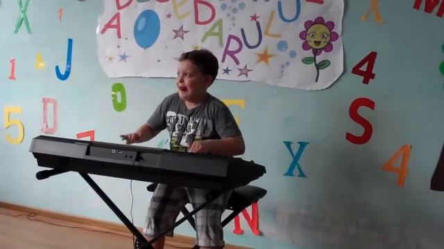 Luca Marin cantand la Serbarea Abecedarului Scoala Ion Creanga Braila смотреть онлайн