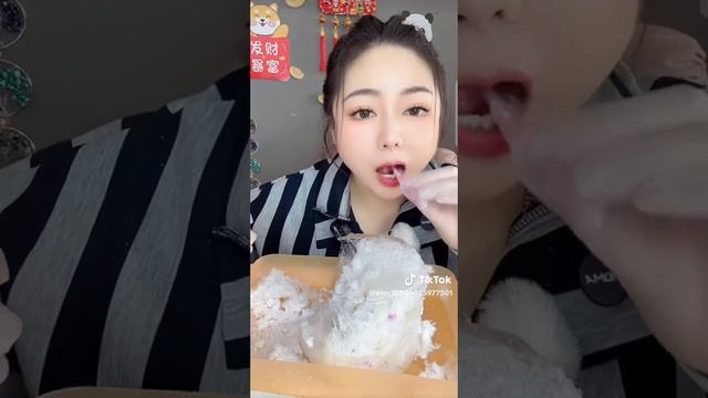 девушка съедает ледяные палочки из замороженной газировки с горой снега! смотреть онлайн