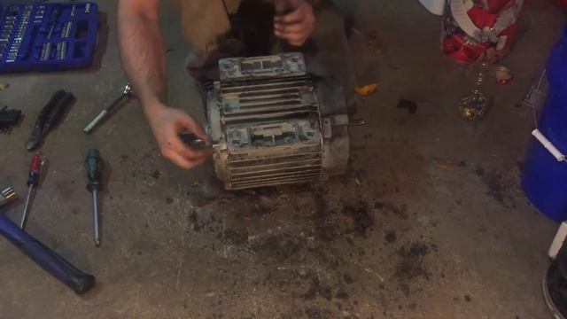 Scrapping an Electric Motor - Searching for Copper смотреть онлайн