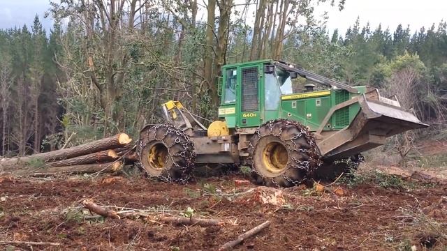 John Deere 640H робота в лісі смотреть онлайн