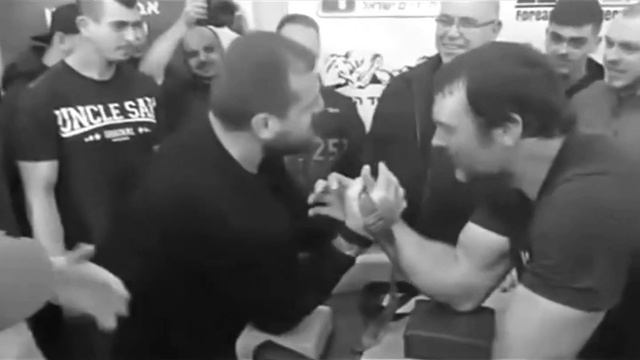 DEVON LARRATT VS THE GIANT GIORGI USHARAULI (ARMWRESTLING SPARRING) смотреть онлайн