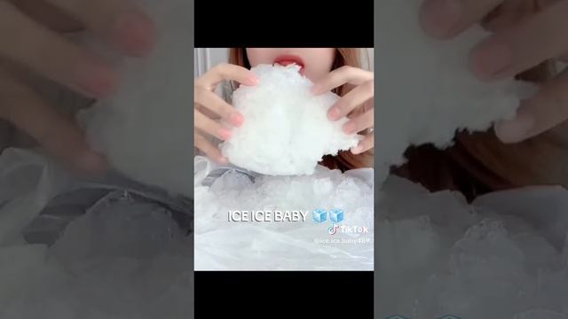 девушка грызёт огромную глыбу ледышек из морозилки! смотреть онлайн