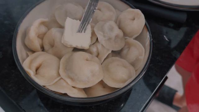 ЛЕПИМ ПЕЛЬМЕНИ И ВАРЕНИКИ 🥟 / МАНИКЮР сама себе / учусь кататься на коньках⛸️ смотреть онлайн