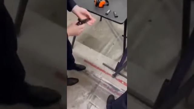 Российский мент совсем одебилел и не может зарядить пистолет - Упал патрон смотреть онлайн