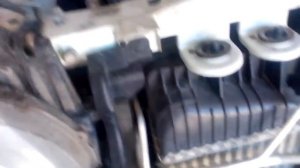 Ниссан Жук, снятие верхних фар и замена радиатора охлаждения двигателя.