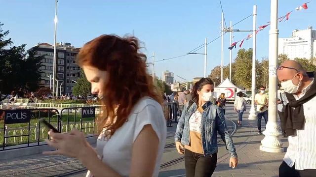 Family goes to Taksim Square Turkey. смотреть онлайн