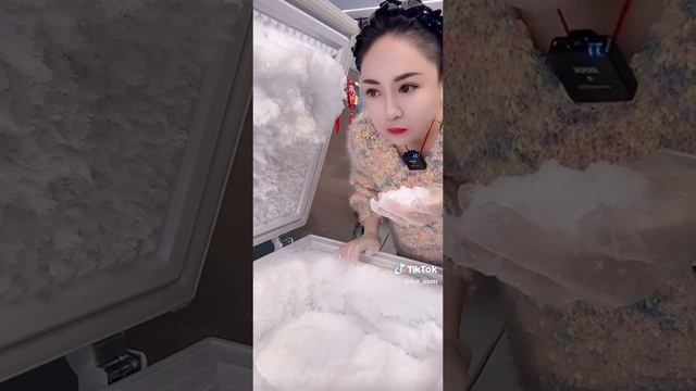 девушка съедает огромные охапки снега из морозилки! смотреть онлайн