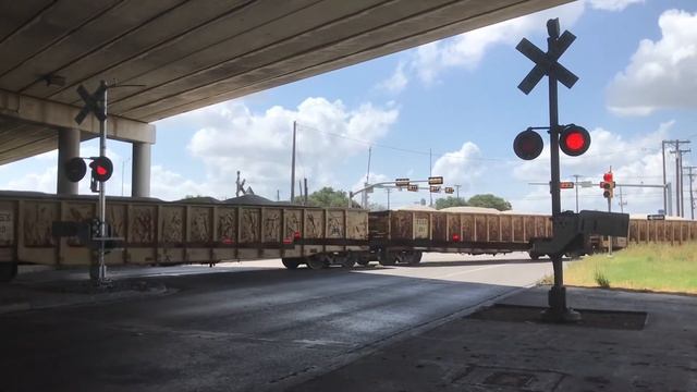 BNSF cement train going under I-35 in Round Rock, Texas (ERFP55) 9 3 21 смотреть онлайн