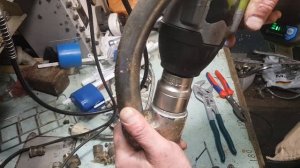 Как легко открутить прикипевшую гайку на смесителе!?