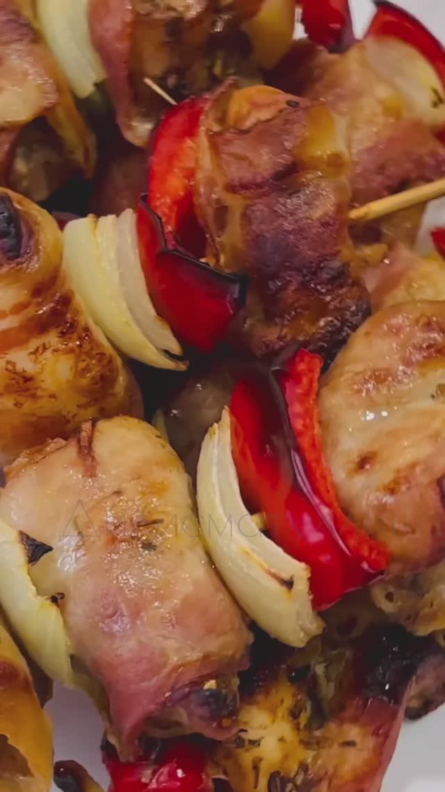 Шашлык из курицы с овощами на шпажках / Сочный шашлык из курицы в духовке смотреть онлайн