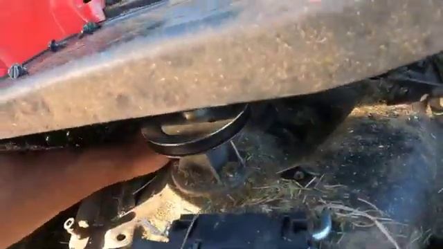 Remplacer la courroie de coupe d'un tracteur tondeuse GGP de Castelgarden SD98 смотреть онлайн