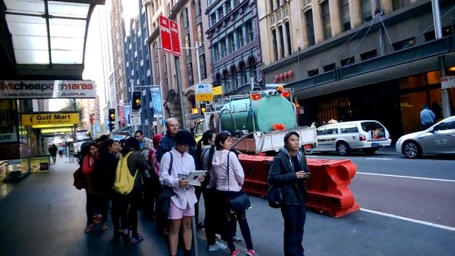 Queue outside Apple Store Sydney for the iPhone 5S/C смотреть онлайн