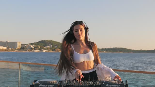 Xenia Dia (Diamond) Dj @ Live Athens Sea View - Techno Dj Mix смотреть онлайн