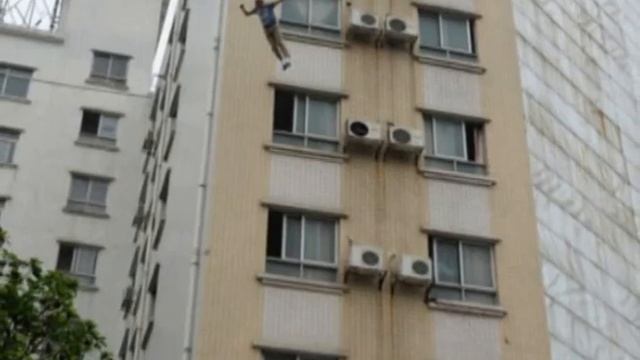 Suspected killer jumps off tall building in police manhunt смотреть онлайн