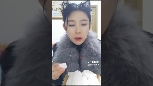 сочно грызёт ледяные початки кукурузы! смотреть онлайн