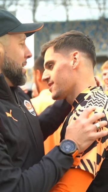 🤩 Чемпіонські обійми 🧡#Shakhtar ⚒ #ШахтарЧемпіон 🏆 смотреть онлайн
