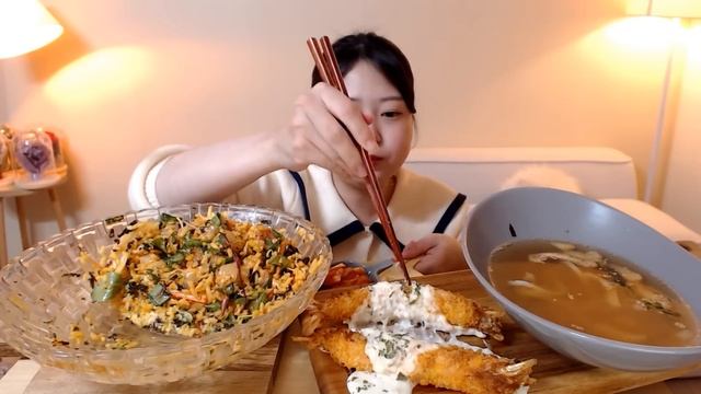 새콤 매콤한 모둠회덮밥 새우튀김 어니언크림소스 우동 먹방 Raw Fish Bibimbap Deep Fried Shrimp Udon Kfood Mukbang Eatingsound смотреть онлайн