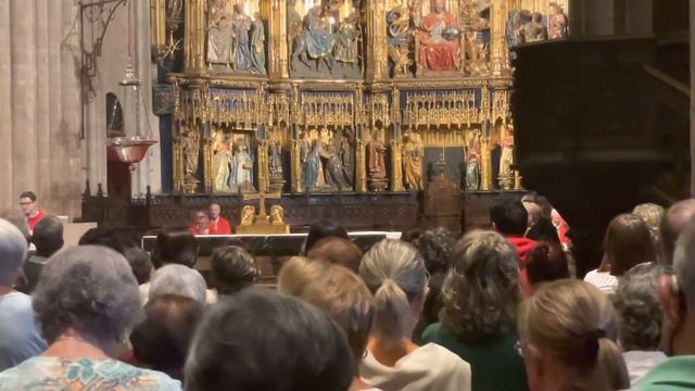 Inicio Del Jubileo De La Catedral De Oviedo Con La Cruz De Los Ángeles En El Altar Mayor