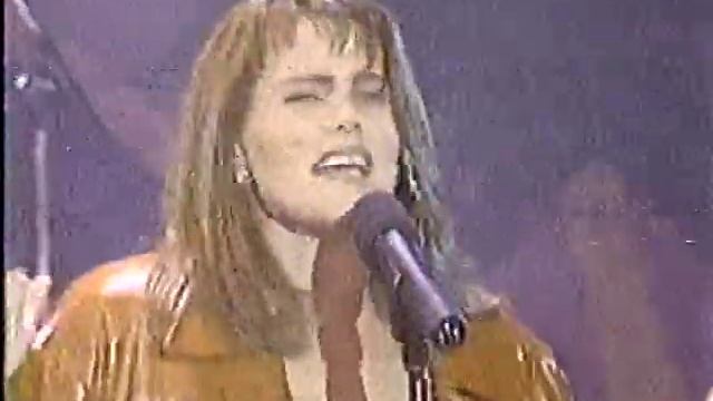 Belinda Carlisle 12-31-87 three song TV performance смотреть онлайн