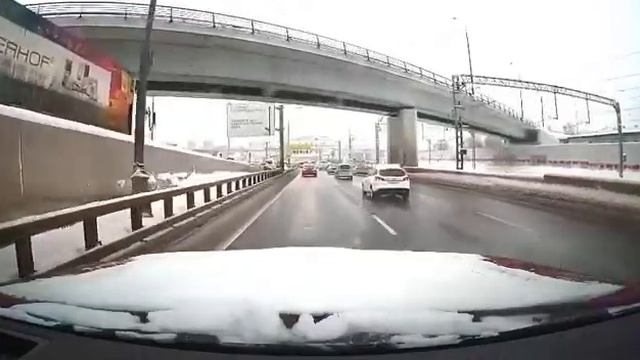 На Нижегородской эстакаде над ТТК свисают гигантские сосульки смотреть онлайн