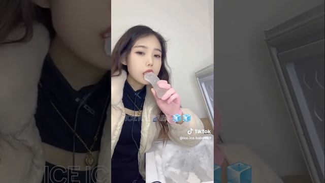 девушка грызёт настоящую сосульку! смотреть онлайн