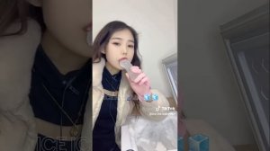 девушка грызёт настоящую сосульку!