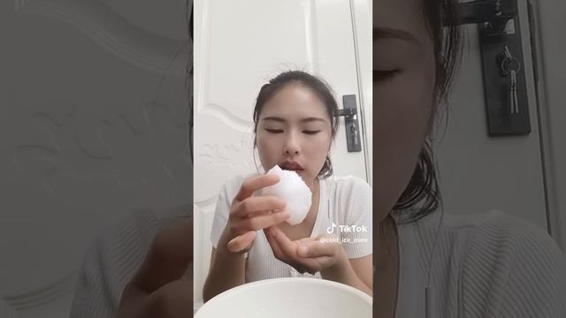 асмр кореянка грызёт глыбы заледенелого снега! смотреть онлайн