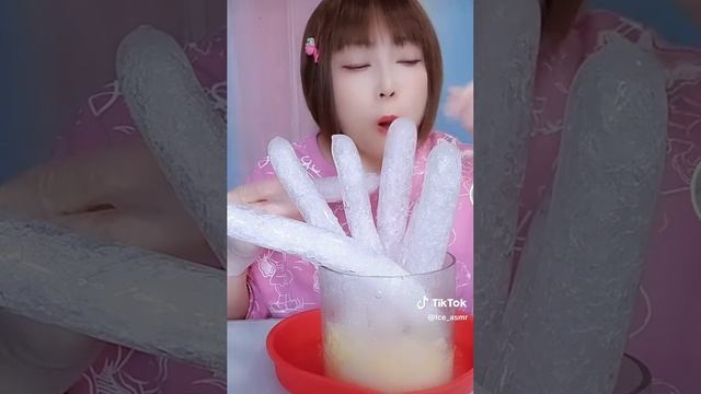 девушка грызёт трубочки из тонкого льда смотреть онлайн