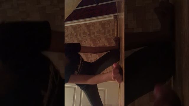 Учимся садится на поперечный шпагат) смотреть онлайн
