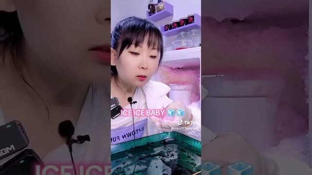 поедает хрупкую наледь укрытую снегом в морозильнике! смотреть онлайн