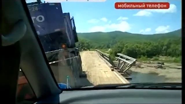 Упавший автокран помешал отдыхающим добраться до пляжа смотреть онлайн