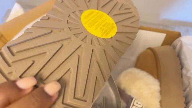 Ugg Slippers Unboxing and Review | The best pair of Uggs Boots Ultra Mini Platform смотреть онлайн