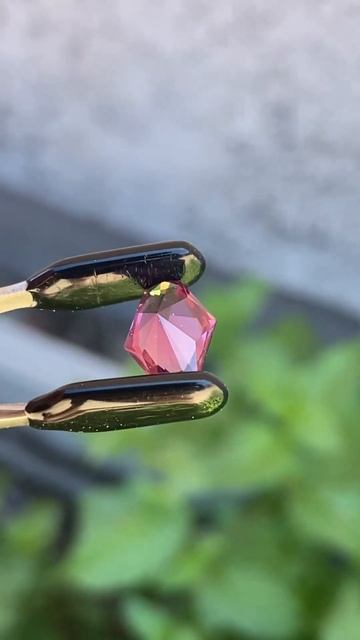 W6137-color-change-pastel-pyrope-garnet-tanzania-2.25-ct-ravenstein смотреть онлайн