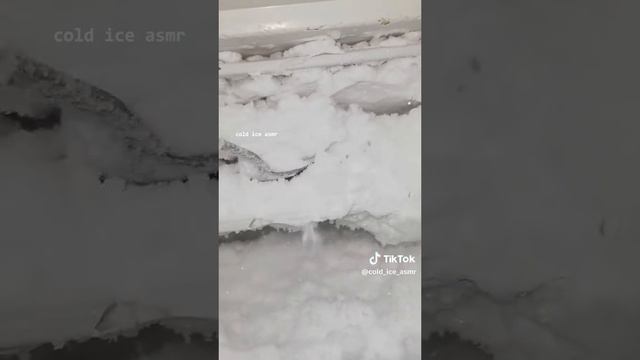 кореянка поедает снег и лёд из морозилки смотреть онлайн