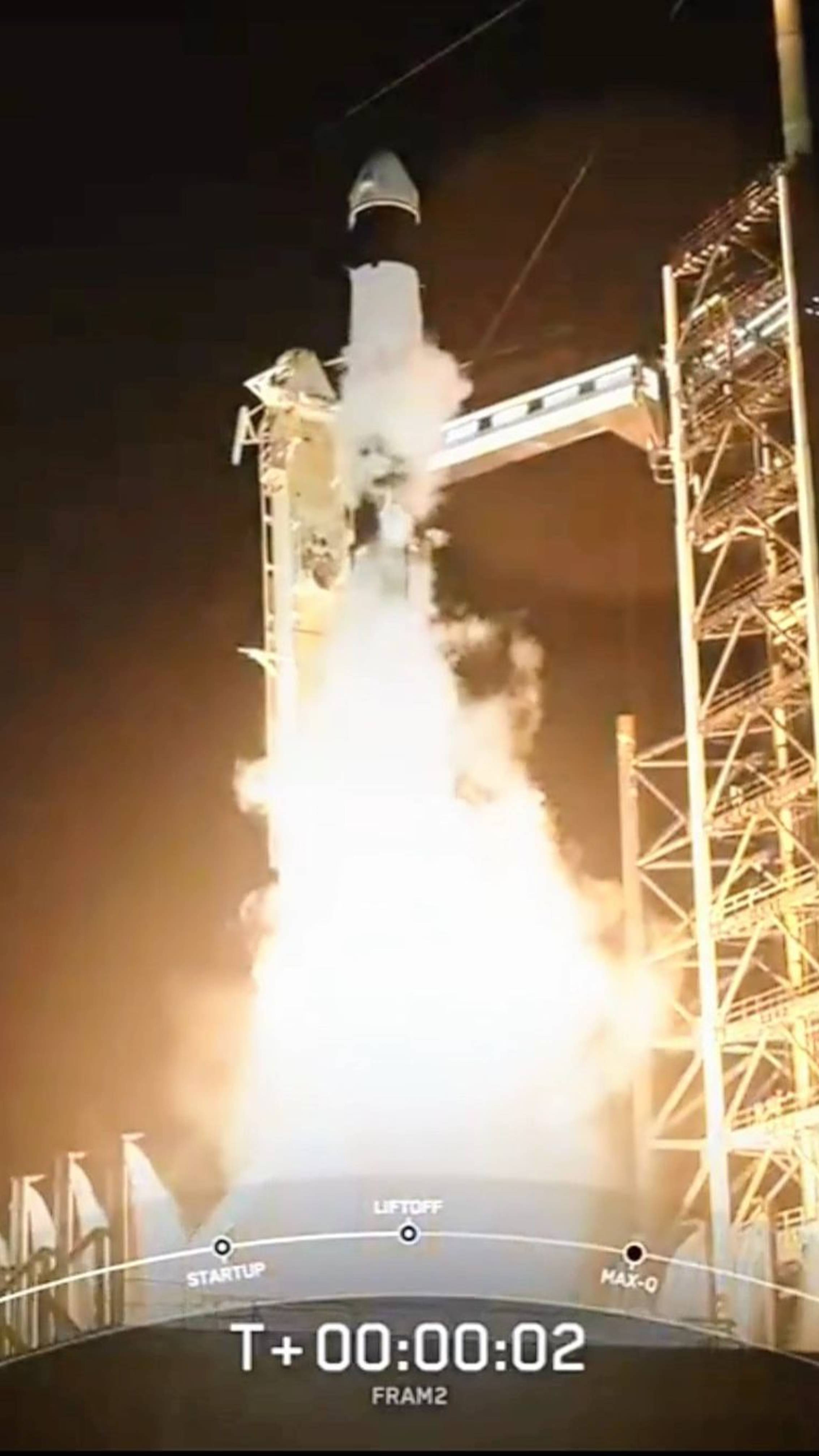 Корабль Crew Dragon отправился в первый орбитальный полёт над полюсами Земли🚀 смотреть онлайн