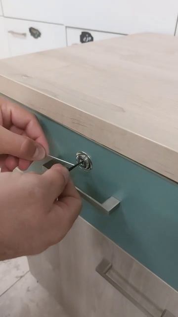 פריצת מנעול מגירה | פריצת מנעול | Opening a drawer lock | #shorts смотреть онлайн