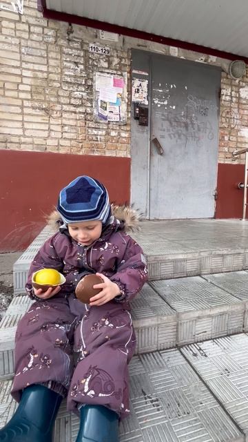 Шоколадное яйцо Kinder Maxi. Володя ест большое яйцо Киндер «Маша и Медведь». Яйцо Kinder. смотреть онлайн