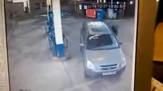 Девушка на бензоправке. Смешной ролик. Видеонаблюдение смотреть онлайн