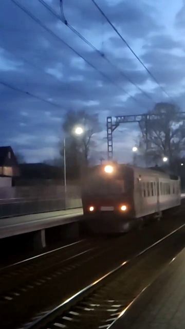 Автомотриса АЧ2 -114 мимо станции «Перхушково» #shorts #железнаядорога #поезда смотреть онлайн