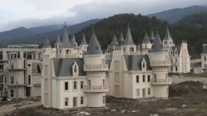 Бурдж Аль-Бабас. Заброшенный город и недостроенные замки. Как выглядит город-призрак в Турции