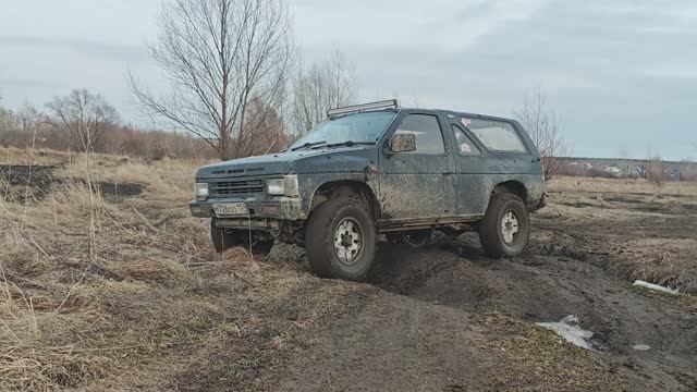 Теран на Terrano газует в поле на все бабки