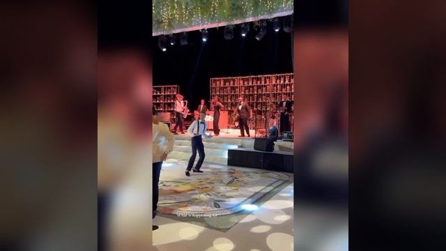 AKIN AKINÖZÜ YAKIN ARKADAŞININ DÜĞÜN TÖRENİNDE BÖYLE DANS ETTİ! смотреть онлайн