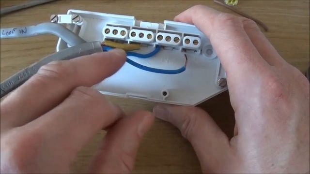 Hager J501 downlighter junction box (Ashley) review and demo. How to wire a downlight junction box. смотреть онлайн
