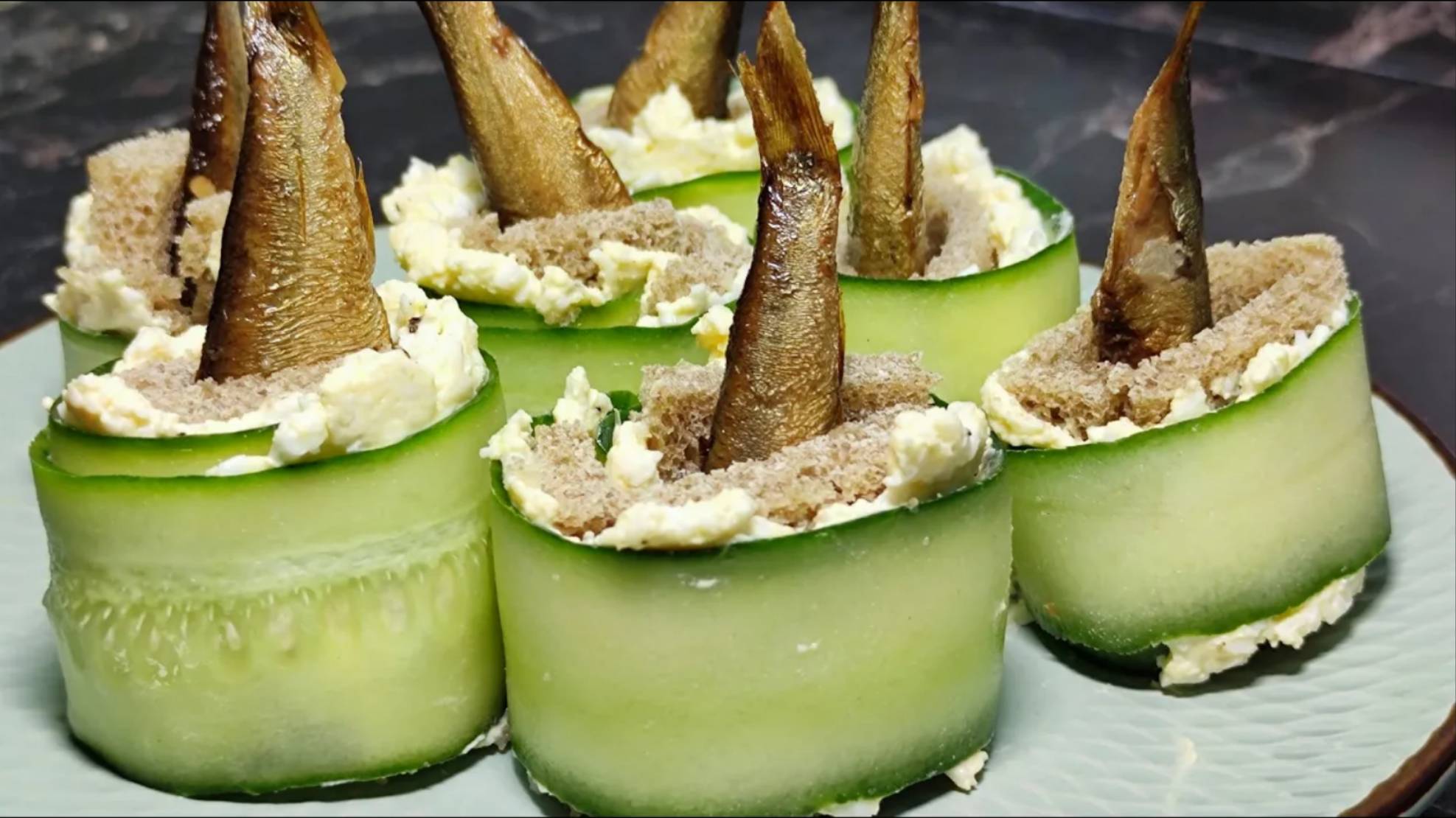 Рецепт закуски. Закуска со шпротами. Закусочные рулеты. смотреть онлайн