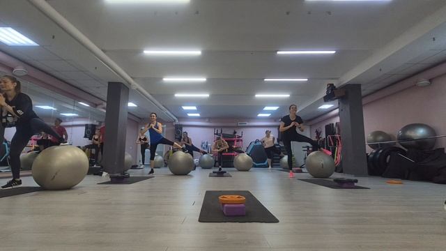 СИЛОВАЯ ТРЕНИРОВКА ЦЕЛОЕ ЗАНЯТИЕ / SUPER STRONG / ГРУППОВАЯ ТРЕНИРОВКА / ФИТБОЛ смотреть онлайн