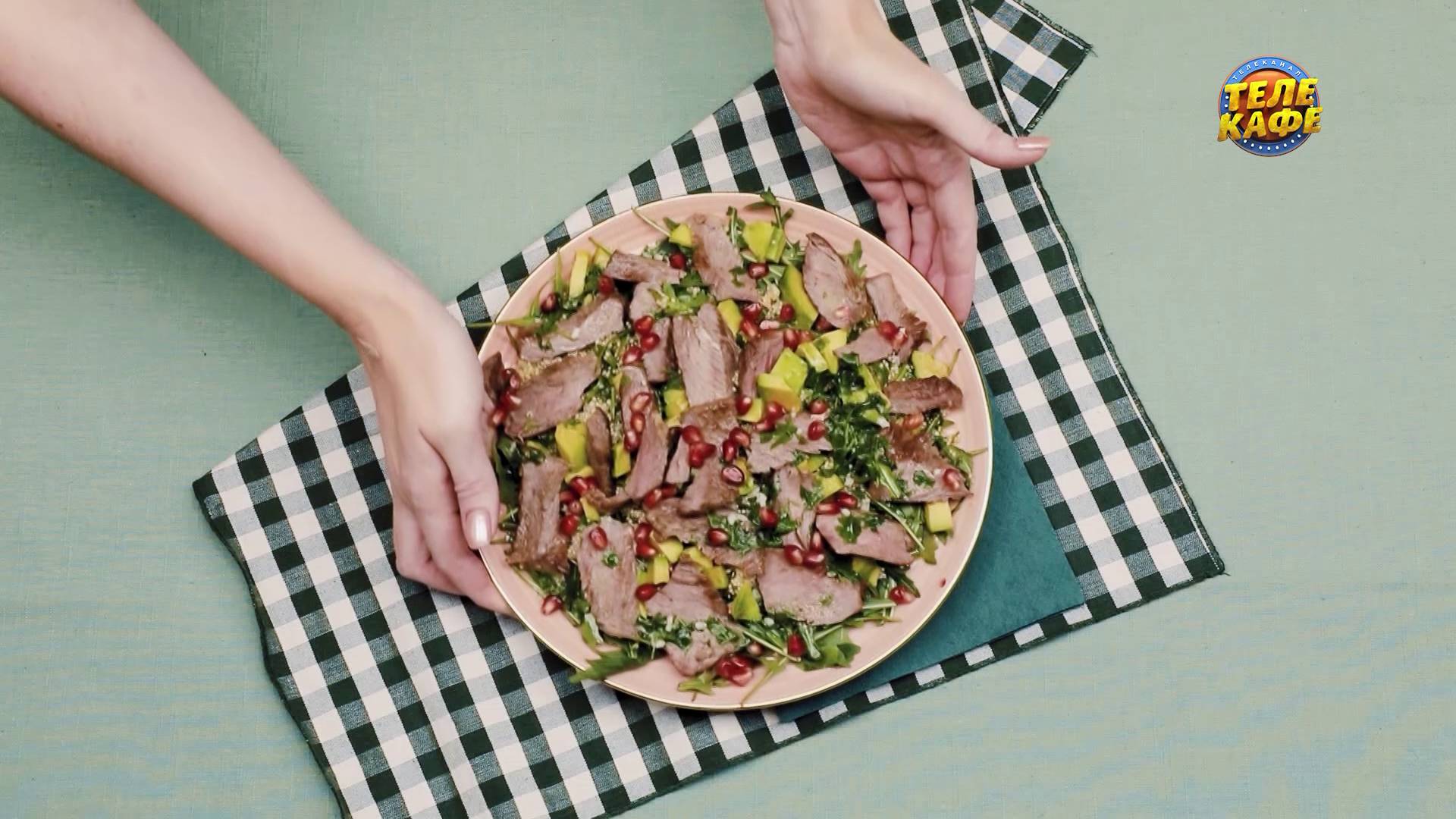 Тёплый салат с рукколой, киноа и говядиной. Аппетитное и очень простое блюдо! смотреть онлайн